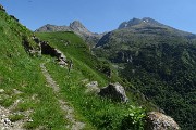 21 Dall'Omo il sentiero sale con vista in Arera e Corna Piana